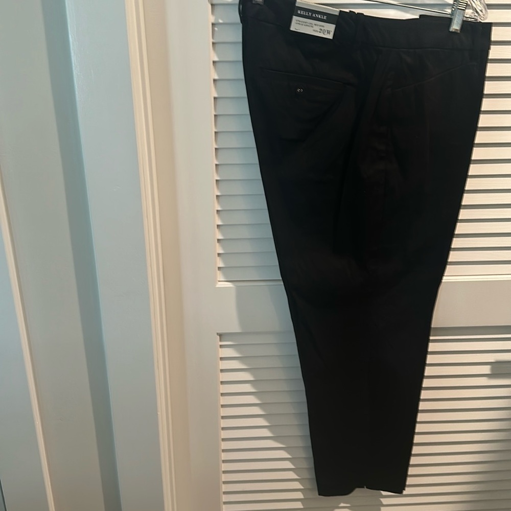 NWT L & T Kelly Ankle high Straight Leg, Mid Rise Black Pants/ pockets. Size 20W